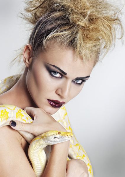 ไฮแฟชั่น บิวตี้ช็อต กับงู จาก Greece next top model