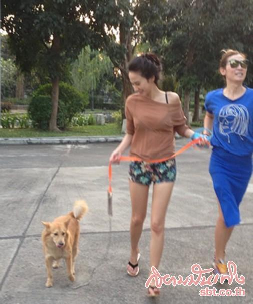 ซุปตาร์อั้ม แต่งตัวสยิวพาหมาออกมาเดินเล่น
