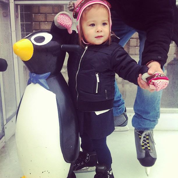 พอลล่า จูงมือ น้องไลลา เล่นสกีที่อเมริกา