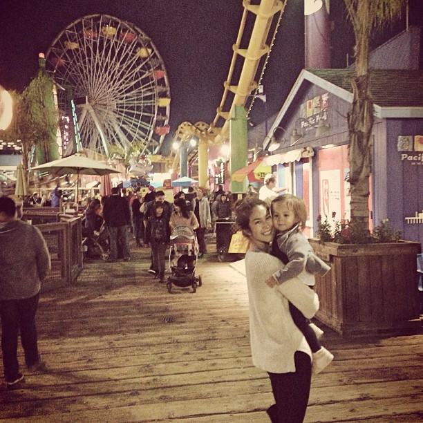 พอลล่า จูงมือ น้องไลลา เล่นสกีที่อเมริกา