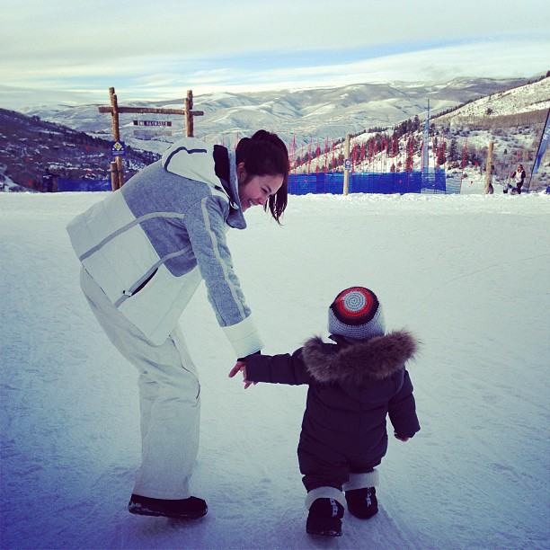 พอลล่า จูงมือ น้องไลลา เล่นสกีที่อเมริกา