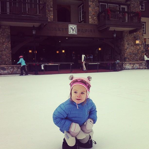 พอลล่า จูงมือ น้องไลลา เล่นสกีที่อเมริกา