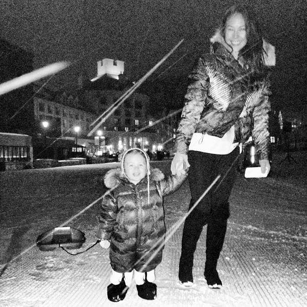 พอลล่า จูงมือ น้องไลลา เล่นสกีที่อเมริกา