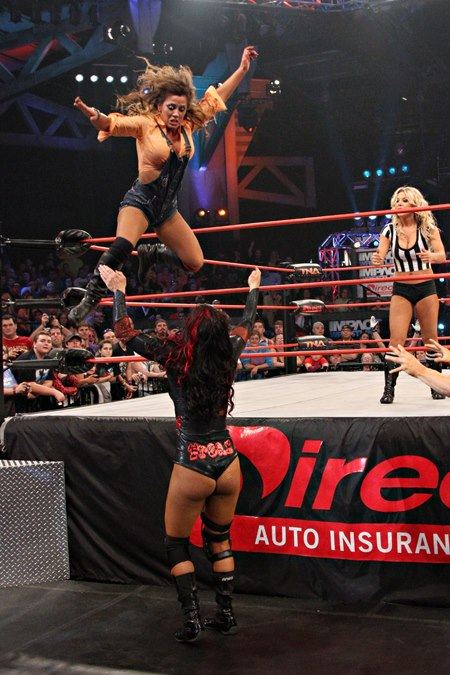 นักมวยปล้ำ ญ TNA