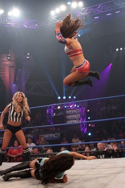 นักมวยปล้ำ ญ TNA