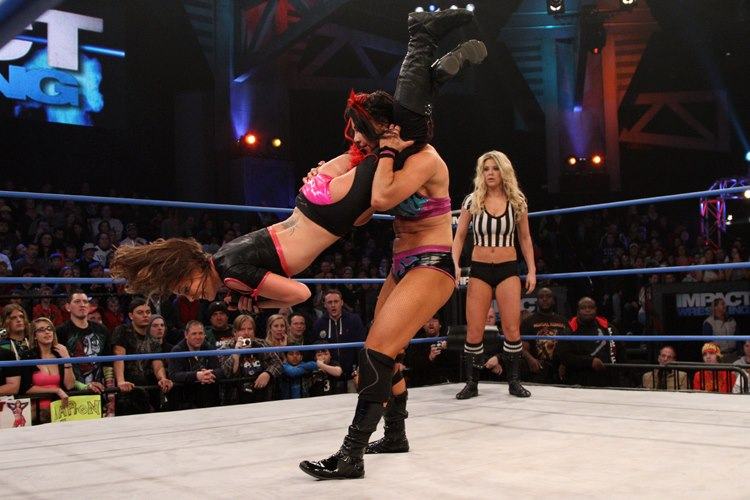 นักมวยปล้ำ ญ TNA