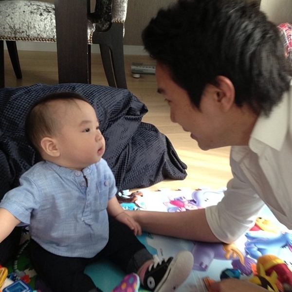 น่ารักสุด ๆ อั้ม - แอมป์ ควงคู่เลี้ยงหลาน