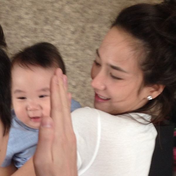 น่ารักสุด ๆ อั้ม - แอมป์ ควงคู่เลี้ยงหลาน