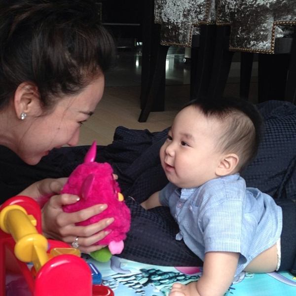 น่ารักสุด ๆ อั้ม - แอมป์ ควงคู่เลี้ยงหลาน