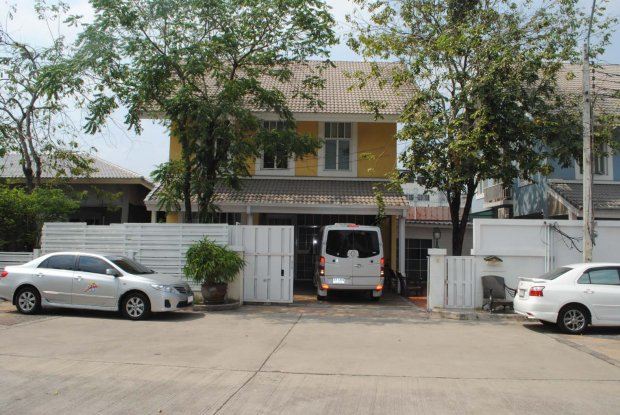 'แพนเค้ก' ชิ่ง ! หนีนักข่าวยิ่งกว่าในหนัง ใช้รถ 4 คัน ขับออกจากบ้านพร้อมกัน หลอกล่อไม่ให้รู้ว่าอยู่ใ