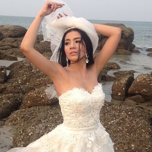 ใบเตย อาร์สยาม ในชุดเจ้าสาว จาก FINALE WEDDING MAGAZINE VOL.7