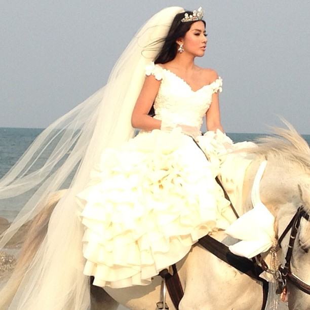 ใบเตย อาร์สยาม ในชุดเจ้าสาว จาก FINALE WEDDING MAGAZINE VOL.7