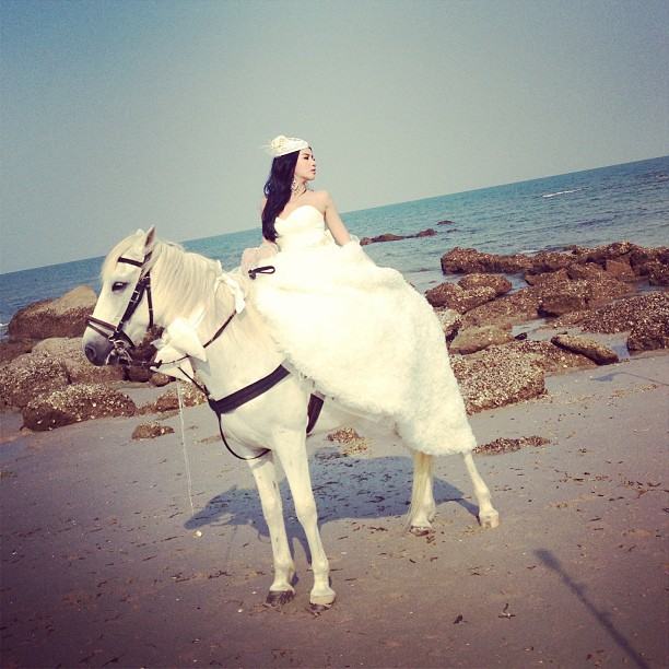 ใบเตย อาร์สยาม ในชุดเจ้าสาว จาก FINALE WEDDING MAGAZINE VOL.7