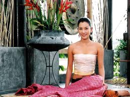 บ้านเฮานั้นมีผู้เฒ่า ผู้แก่ เอาว์แมบองประโอน เด้ออ้าย คืนและวันของชาวบ้านเราไม่เปล่าดาย