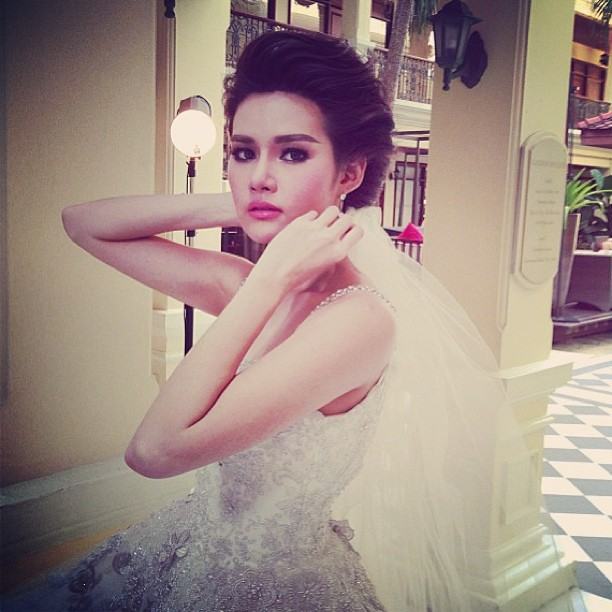ญาญ่าญิ๋ง กับชุดแต่งงาน หวานหยดย้อย จาก Finale Wedding Magazine