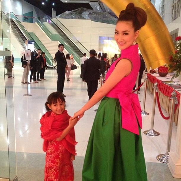 บรรยากาศ ฉลองตรุษจีน ของเหล่าดารา