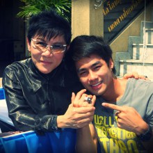 ชาวเน็ตตั้งข้อสงสัย ดาราหนุ่มหน้าใหม่  เพ็ชร ฐกฤต  โดน  อุ๊บ วิริยะ  รับประทานเรียบร้อย *0*