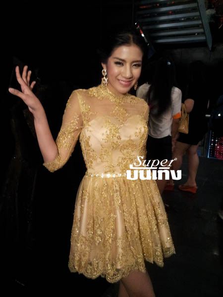 &ldquo;ใบเตย&rdquo; เถียงชุดที่ใส่เป็นบิกินี่ไม่ใช่ชุดชั้นใน ส่วนหนุ่มที่ถ่ายด้วยก็เป็นตุ๊ด