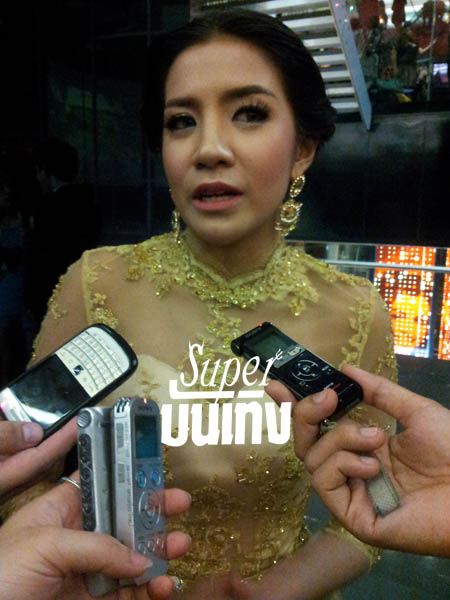 &ldquo;ใบเตย&rdquo; เถียงชุดที่ใส่เป็นบิกินี่ไม่ใช่ชุดชั้นใน ส่วนหนุ่มที่ถ่ายด้วยก็เป็นตุ๊ด