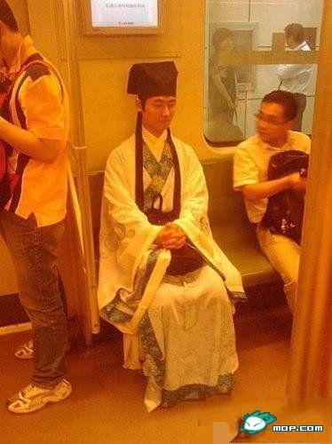 รวมพลคนใจกล้า ใส่เสื้อผ้าแปลกๆ แหวกแนวชาวโลก