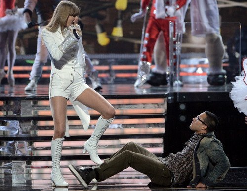 Taylor Swift ขึ้นแสดงสดในงาน 55th Grammy's Awards 2013