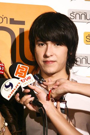 วายุ รับบทโดย กาย