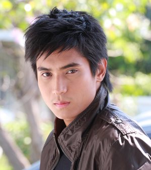 ครูขลุ่ยผิว รับบทโดย ธัน