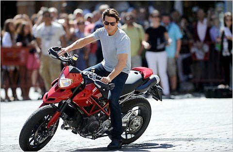 มาดูหนุ่มหล่อขับ Ducati กัน