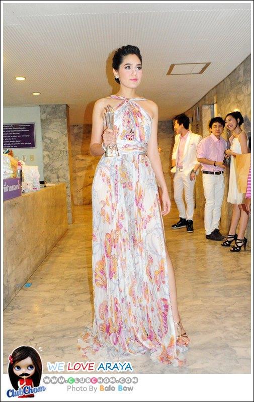 ชมพู่ อารยา รับรางวัลนักแสดงนำหญิงยอดเยี่ยมTop Awards