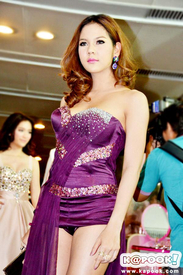 หมิว สิริลภัส ในชุดสั้นเสมอหู งาน Top Awards 2012