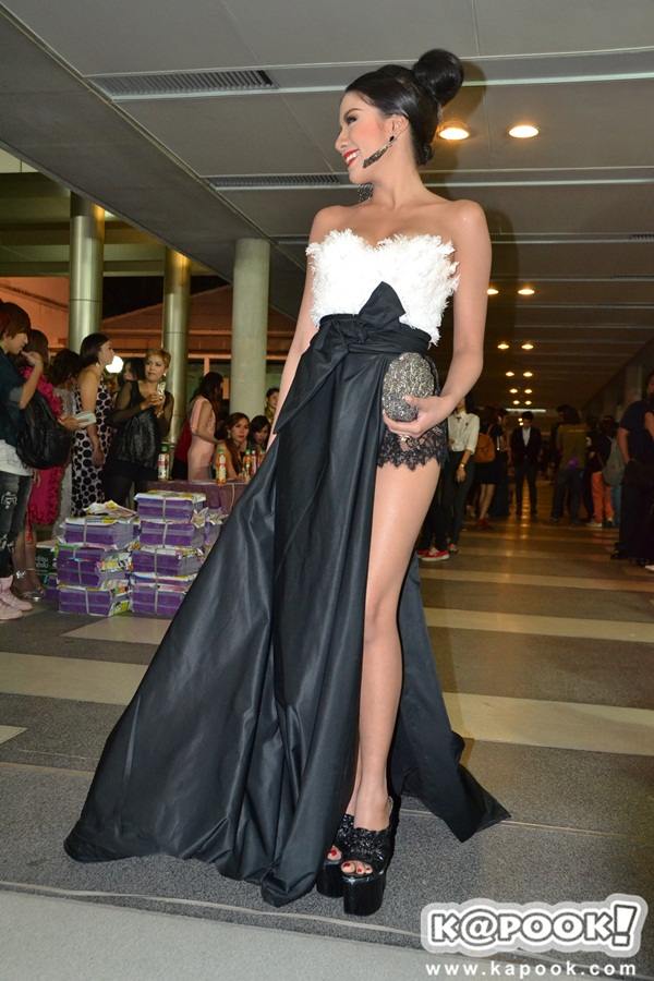 ใบเตย ชุดเกาะอก ใบเตย งาน Top Awards 2012 เซ็กซี่อีกแล้วจ้า