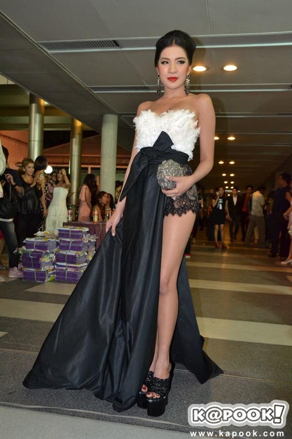 ใบเตย ชุดเกาะอก ใบเตย งาน Top Awards 2012 เซ็กซี่อีกแล้วจ้า