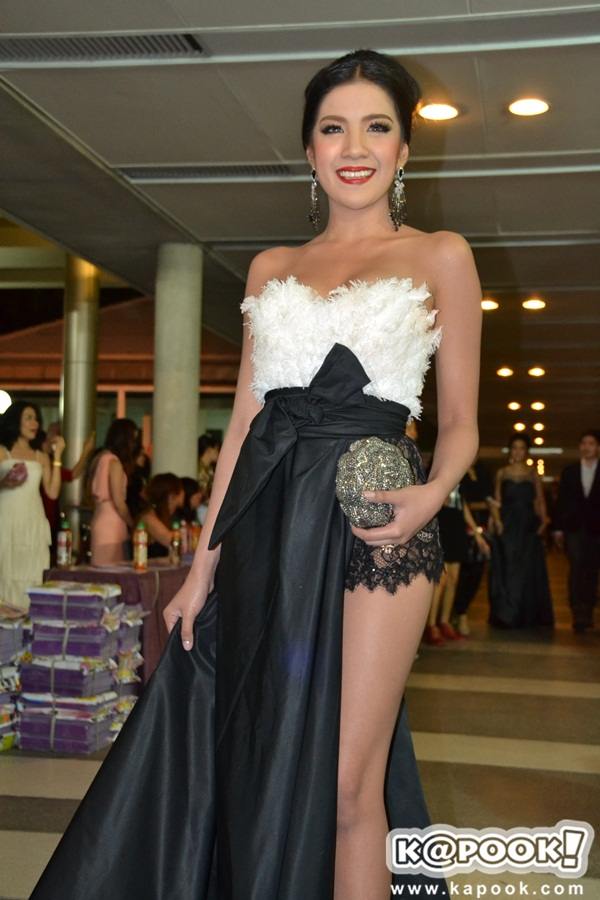 ใบเตย ชุดเกาะอก ใบเตย งาน Top Awards 2012 เซ็กซี่อีกแล้วจ้า