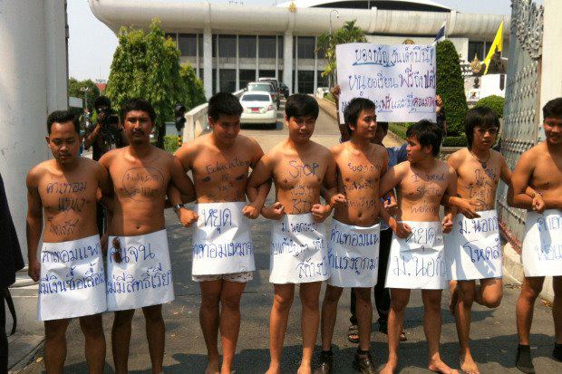 นิสิต ม.เกษตร แก้ผ้าประท้วงหน้าสภา คัดค้านการออกนอกระบบ