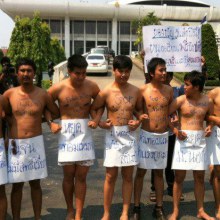 นิสิต ม.เกษตร แก้ผ้าประท้วงหน้าสภา คัดค้านการออกนอกระบบ