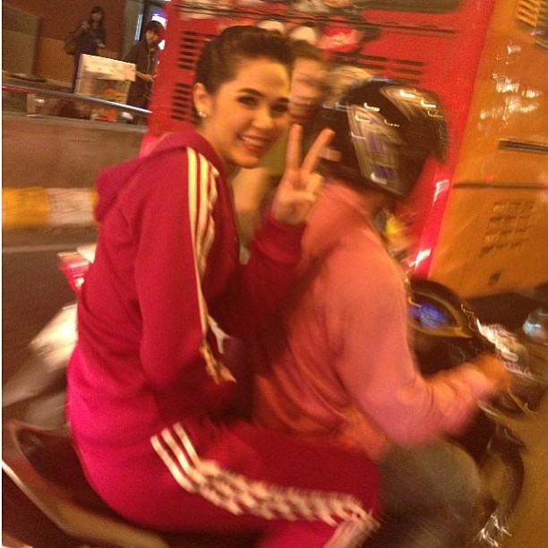 ชมพู่ นั่งวินมอเตอร์ไซด์ ไปรับรางวัล เธอสวดยอด!!!!!