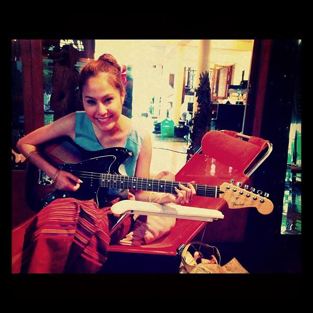 ขวัญ อุษามณี ในลุคสุดเท่ห์