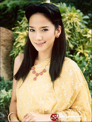 ดาราสาวในชุดไทย