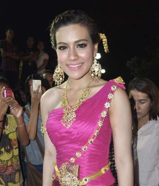 ดาราสาวในชุดไทย