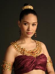 ดาราสาวในชุดไทย