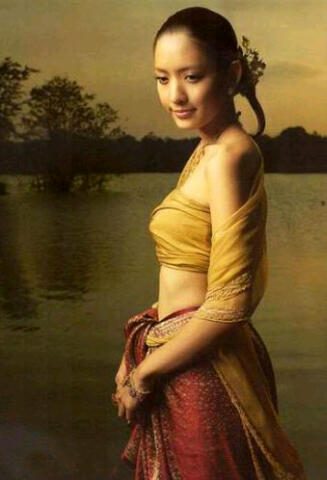 ดาราสาวในชุดไทย