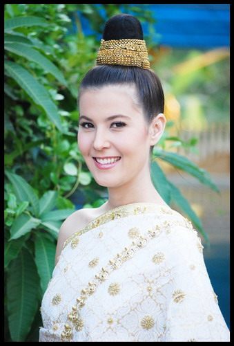 ดาราสาวในชุดไทย