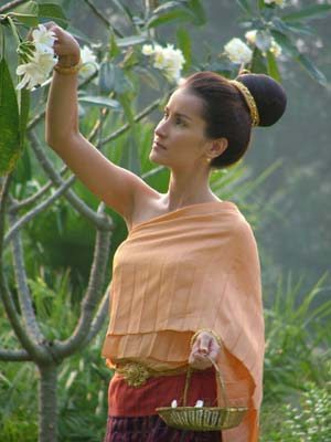 ดาราสาวในชุดไทย