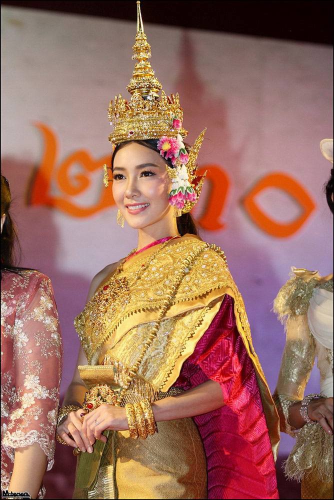 ดาราสาวในชุดไทย