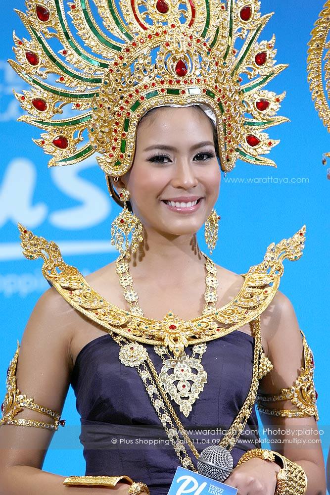 ดาราสาวในชุดไทย