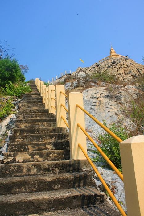 วัดเขาวงกฎ ตำบลสนามแจง อำเภอบ้านหมี่ จังหวัดลพบุรี