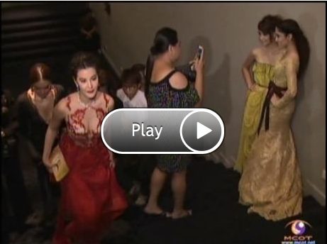 เอาแล้ว เหว๋ยยย ช็อตเด็ด!  &ldquo;ธัญญ่า&rdquo; ป๊ะหน้า &ldquo;พิ้งกี้&rdquo; คางาน &ldquo;คมชัดลึก อวอร์ด&rdquo; แต่เชิ่ดใส่กัน