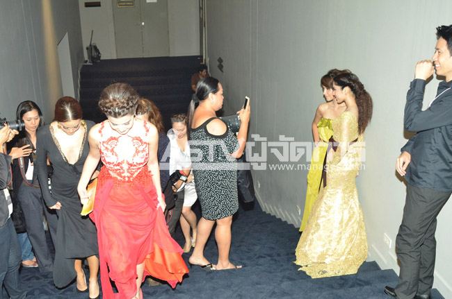 เอาแล้ว เหว๋ยยย ช็อตเด็ด!  &ldquo;ธัญญ่า&rdquo; ป๊ะหน้า &ldquo;พิ้งกี้&rdquo; คางาน &ldquo;คมชัดลึก อวอร์ด&rdquo; แต่เชิ่ดใส่กัน