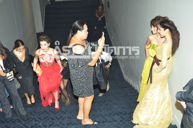 เอาแล้ว เหว๋ยยย ช็อตเด็ด!  &ldquo;ธัญญ่า&rdquo; ป๊ะหน้า &ldquo;พิ้งกี้&rdquo; คางาน &ldquo;คมชัดลึก อวอร์ด&rdquo; แต่เชิ่ดใส่กัน