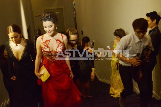 เอาแล้ว เหว๋ยยย ช็อตเด็ด!  &ldquo;ธัญญ่า&rdquo; ป๊ะหน้า &ldquo;พิ้งกี้&rdquo; คางาน &ldquo;คมชัดลึก อวอร์ด&rdquo; แต่เชิ่ดใส่กัน